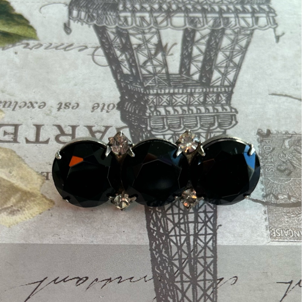 VINTAGE RHINESTONE AND FACETED BLACK CRYSTAL BROOCH
